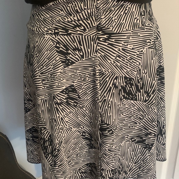 A line black and white activewear skirt - Picture 5 of 6